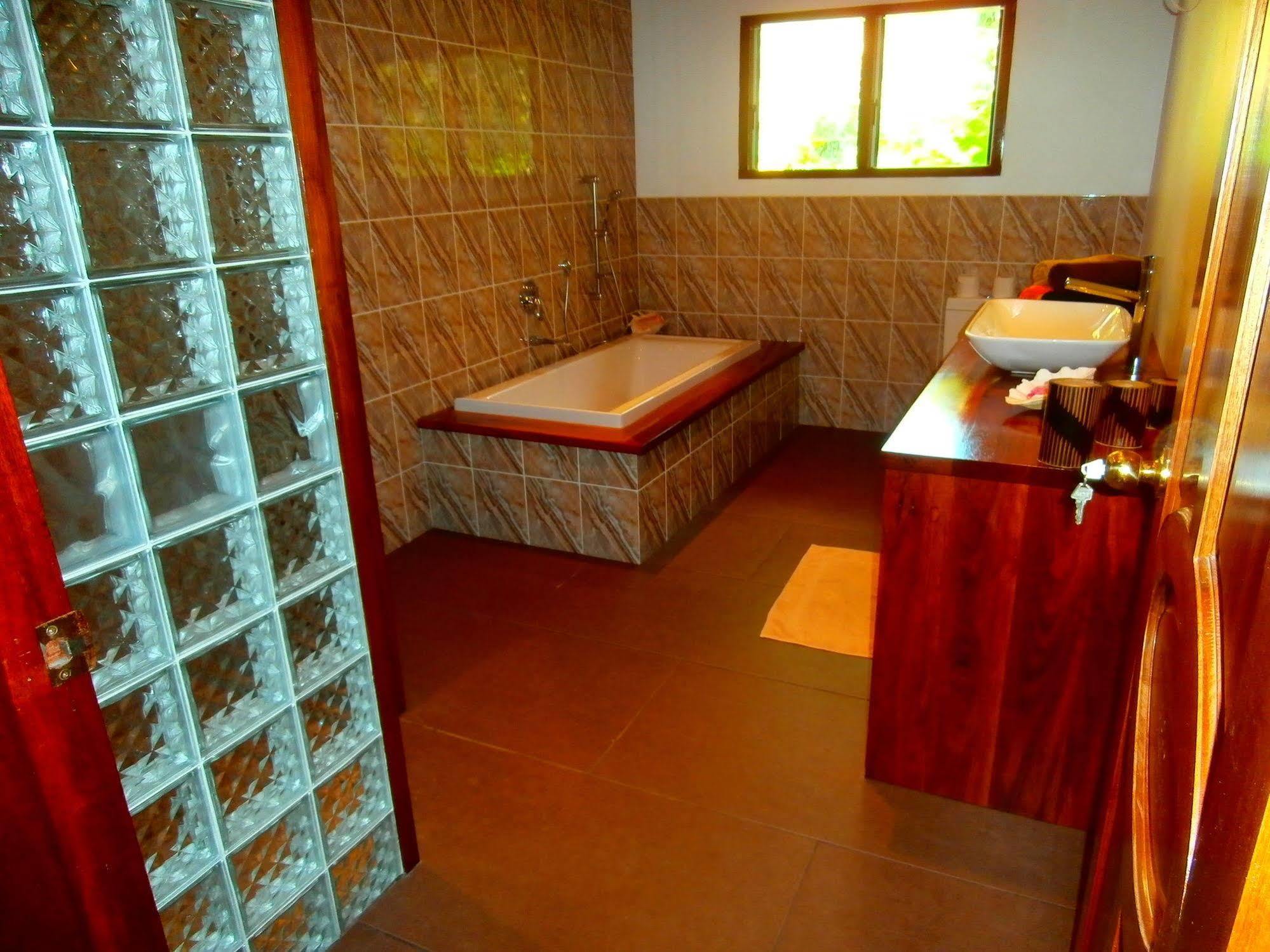 Korovesi Sunshine Villas Savusavu Exteriör bild